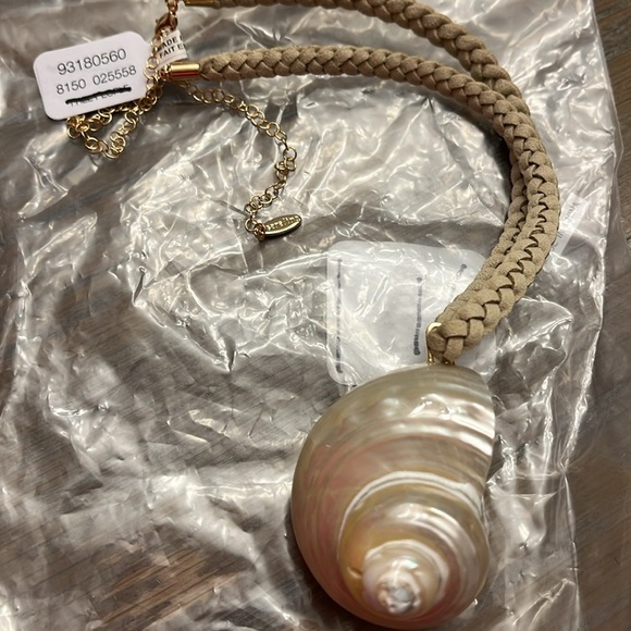 Free People supernova Elegant Shell Pendant Necklace cream color new with tag - Picture 3 of 3